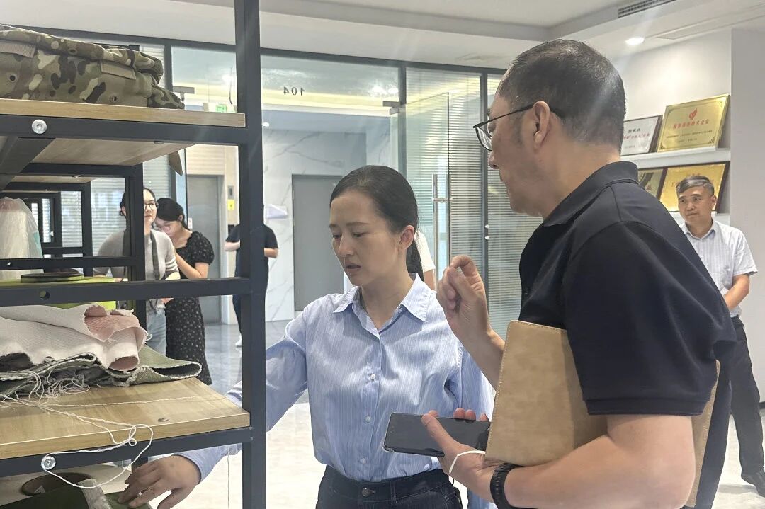 Zhou Xiao, onye otu onye na-ahụ maka ngalaba ahụ, na-eje ozi na-agbasa ozi, na onye ozi nke ngalaba ọrụ dị n'otu, na-aga na Redyester maka nyocha